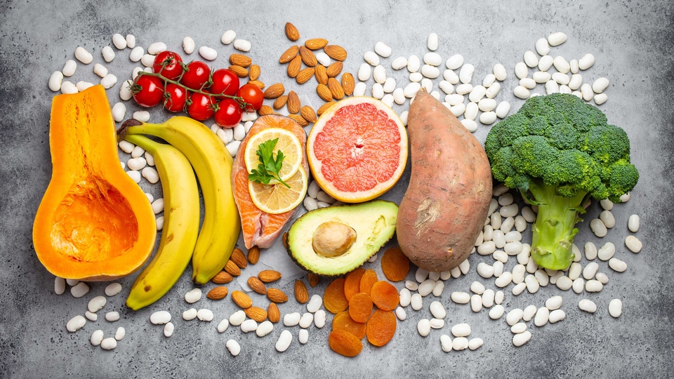 Obwohl genügend Lebensmittel zur Deckung des Nährstoffbedarfs vorhanden sind, ist die Zufuhr von Vitaminen und Mineralstoffen in Österreich oft nicht ausreichend. © Shutterstock