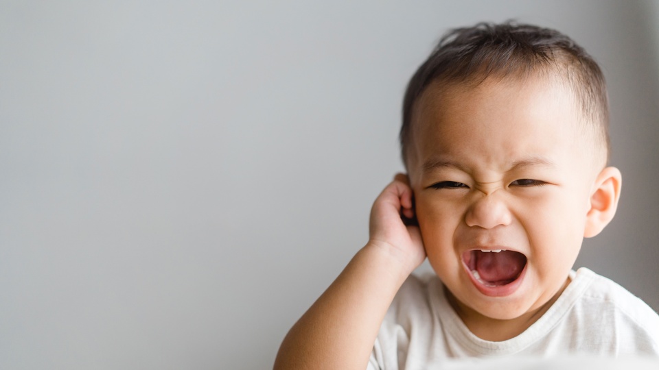 Typische, wenn auch nicht spezifische Symptome einer akuten Mittelohrentzündung bei Kindern sind neben Unruhe und Nahrungs­verweigerung auch das Berühren des Ohres. © Shutterstock