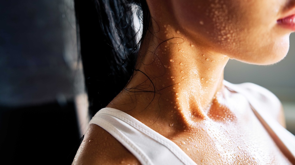 Schwitzen ist essenziell, um die Körpertemperatur auch bei Hitze oder körperlicher Aktivität stabil zu halten. © Shutterstock