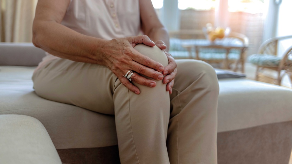 Zu den typischen Symptomen einer Arthrose zählen Schmerzen beim Treppensteigen, Anlaufschmerz und Knacken oder Knirschen des Knies nach langem Sitzen. © Shutterstock