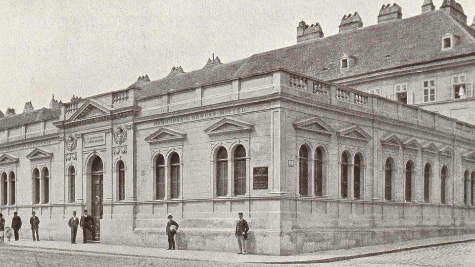 Altes Apothekerhaus mit dem 1888 von Architekt Hugo Ritter v. Wiedenfeld im italienischen Renaissancestil errichteten Anbau. © Beigestellt