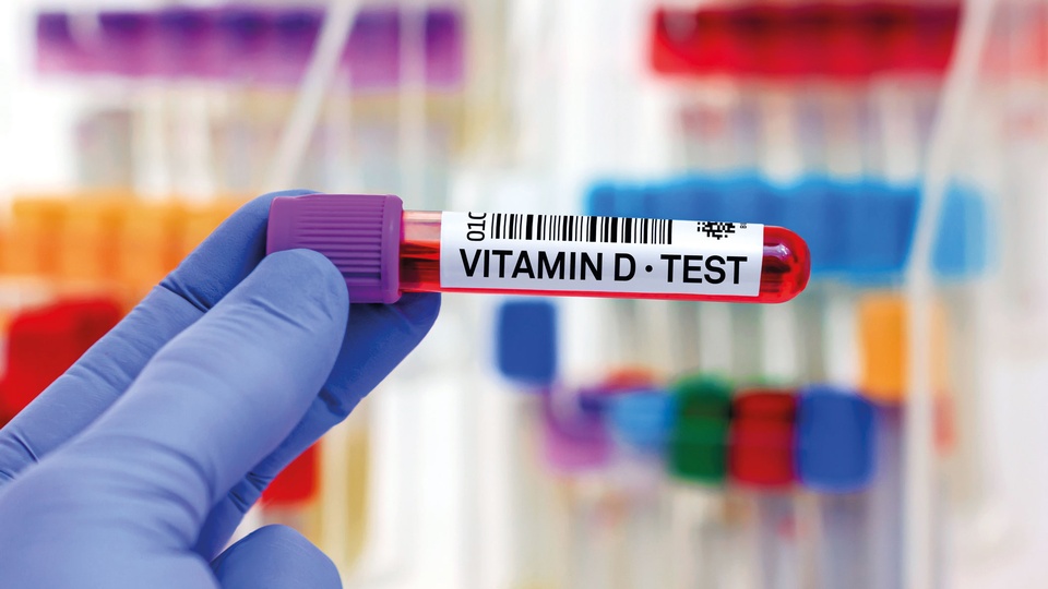 Bereits ein geringer Vitamin-D-Mangel kann das Sterberisiko erhöhen. Bei sehr niedrigen Serumspiegeln steigt die Gefahr dramatisch an.  © iStock