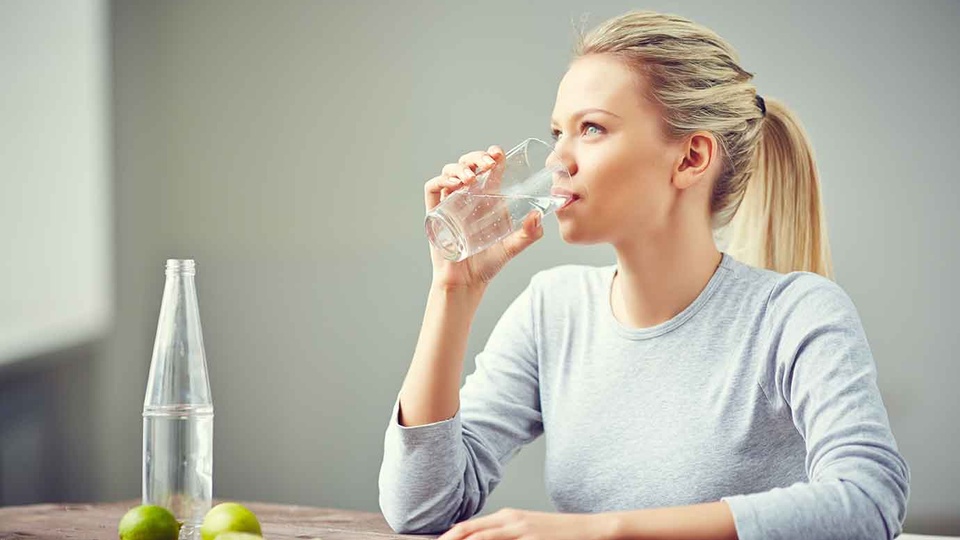 © iStock Ausreichend zu trinken ist wichtig. Das gilt ganz besonders bei reduzierter Nährstoffzufuhr. © iStock
