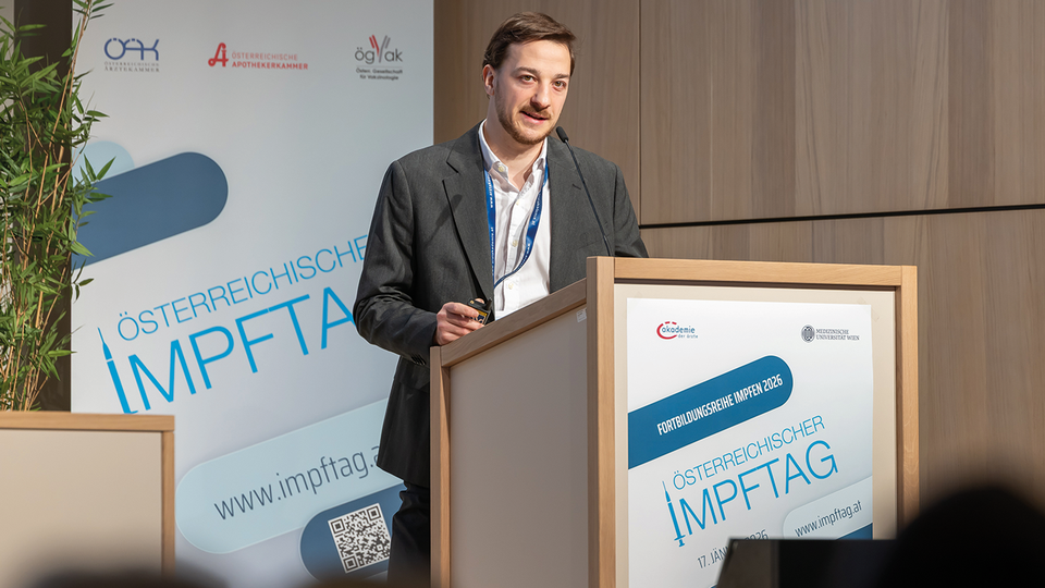 &bdquo;SARS-CoV-2 verursacht weiterhin mehr Krankenhausaufenthalte als andere impfpr&auml;ventable Atemwegserkrankungen&ldquo;,  machte PD Mag. Dr. Maria Paulke-Korinek (links) klar. Dr. David Springer erl&auml;uterte die Details zum aktuellen Anstieg an  Hepatitis-A-F&auml;llen und Dr. Angelika Wagner warnte vor Aedes-Stechm&uuml;cken, die sich allm&auml;hlich auch in unserem Land ausbreiten. &copy; Viennamotion KG