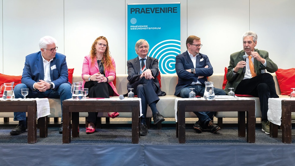 © APA-Fotoservice/Juhasz v. l.: Andreas Huss (ÖGK), Fiona Fiedler (NEOS), Josef Smolle (ÖVP), Rudolf Silvan (SPÖ) und Hans Jörg Schelling beantworteten die Fragen der Journalist:innen © APA-Fotoservice/Juhasz