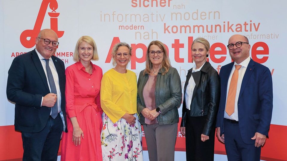 © GregorHartl.at Nationalrat KommR Laurenz Pöttinger (ÖVP), LH-Stv. Mag. Christine Haberlander (ÖVP), Vizepräsidentin der LGSt OÖ Mag. pharm. Monika Aichberger, Staatssekretärin Ulrike Königsberger-Ludwig (SPÖ), Apothekerkammer-Präsidentin Mag. pharm. Dr. Ulrike Mursch-Edlmayr, Präsident der LGSt OÖ Mag. pharm. Thomas W. Veitschegger © GregorHartl.at