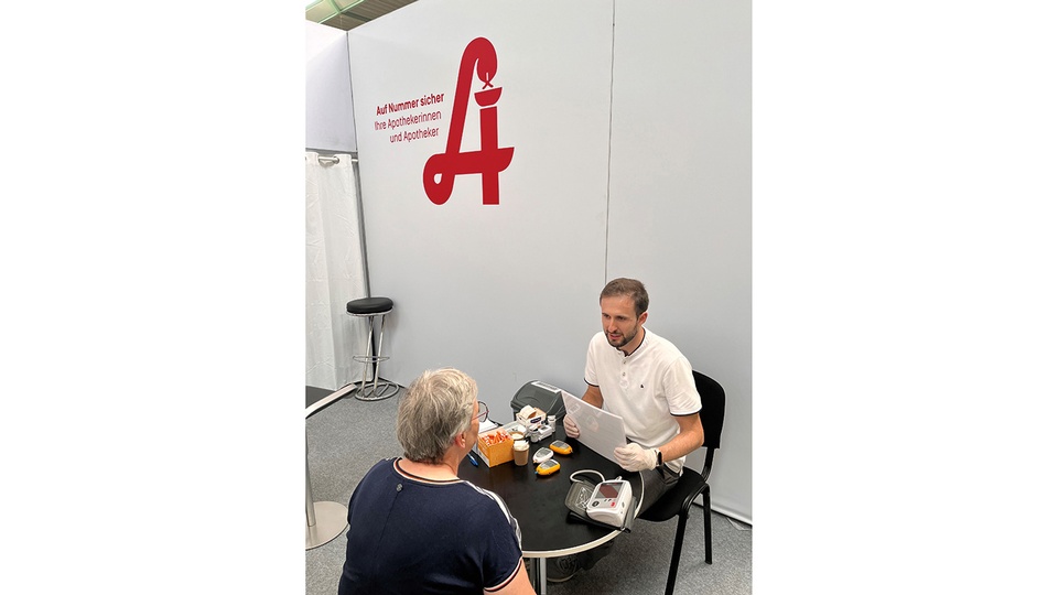 Apotheker Windisch beim Test-Vorgespräch. © beigestellt