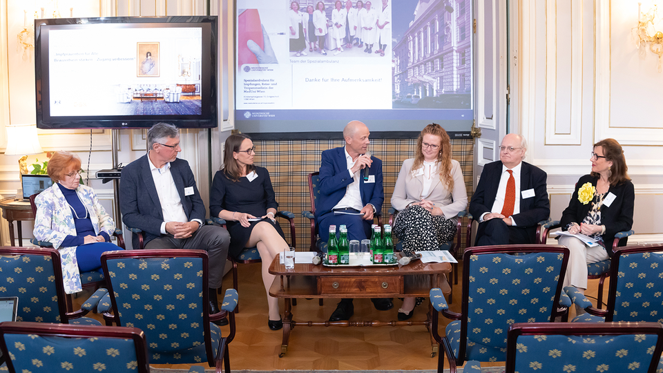 © Jana Madzigon Angelika Widhalm, Dr. Bernhard Rupp, Priv.-Doz. Mag. Dr. Maria Paulke-Korinek, Moderator Mag. Christoph Hörhahn, Fiona Fiedler, BEd, Mag. Jan Pazourek und Univ. Prof. Dr. Ursula Wiedermann-Schmidt (v. l. n. r.). © Jana Madzigon