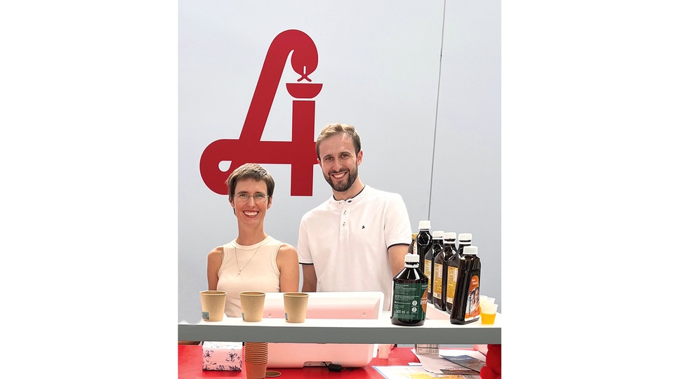 Apothekerkammer-Burgenland-Vizepräsidentin Mag. pharm. Julia Kornfeind mit „Chef-Tester“ Mag. pharm. Dominik Windisch am Stand der Kammer. © beigestellt