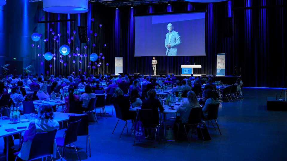 &Uuml;ber 400 Entscheidungstr&auml;ger:innen diskutierten beim diesj&auml;hrigen  Austrian Health Forum in Schladming, darunter &Ouml;GK-Obmann Peter McDonald, die Pr&auml;sidentin des &Ouml;sterreichischen  Gesundheits- und Krankenpflegeverbands, Elisabeth Potzmann, und Nationalratsabgeordnete Juliane Bogner-Strau&szlig;. &copy;  Austrian Health Forum/Klaus Ranger