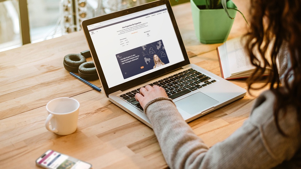 © AdobeStock Frau vor einem PC © AdobeStock