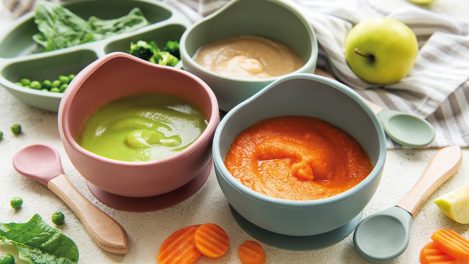 © Adobestock Bunte Babybreie fördern die gesunde Entwicklung: Ab dem 4. Lebensmonat können Gemüse-, Obst- und Getreidebreie in die Beikost eingeführt werden. Studien zeigen, dass eine vielfältige Ernährung im ersten Lebensjahr die Häufigkeit von atopischer Dermatitis und allergischen Atemwegserkrankungen reduziert. © Adobestock