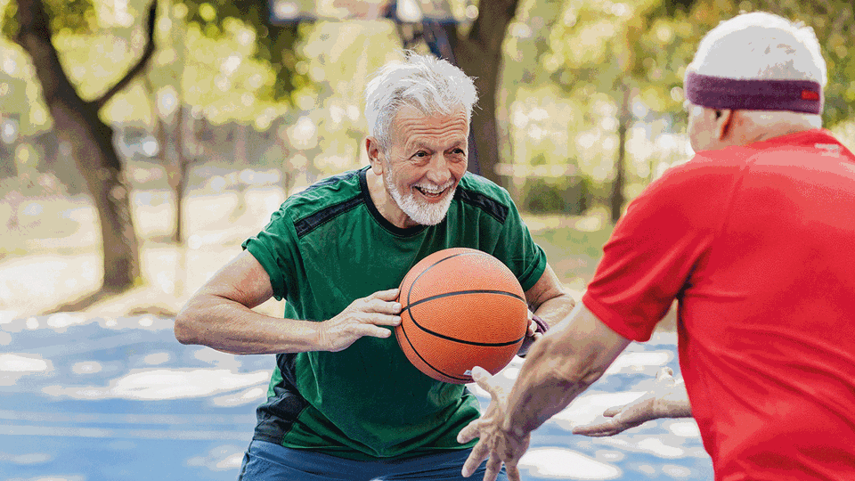 Auch in späteren Lebensjahren können noch sporttechnische Fertigkeiten erlernt werden; leichter fällt dies  mit einer gut entwickelten Koordinationsfähigkeit. © iStock/ blackCAT