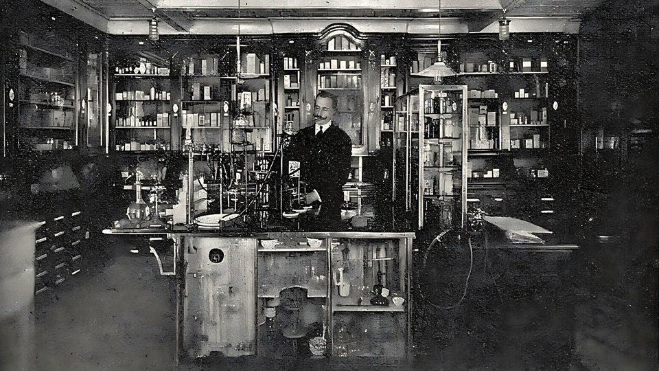Dr. Czerkis experimentiert mit Cannabis im Apothekenlabor, Abbildung aus: Apothekenbilder von Nah und Fern, Pharmazeutische Post 1910. © Beigestellt