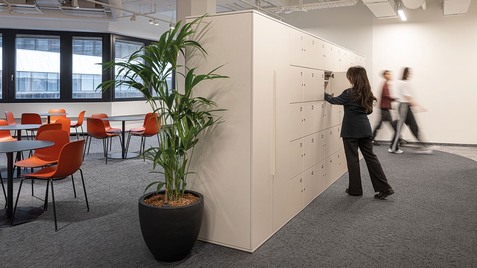 Der Empfangsbereich empf&auml;ngt Besucher:innen  mit stilvoller Eleganz und vermittelt bereits  beim Betreten die moderne Atmosph&auml;re des  neuen Standorts. Durchdachte Details sorgen f&uuml;r ein professionelles und einladendes Ambiente. &copy; APOVERLAG/Lukas Lorenz