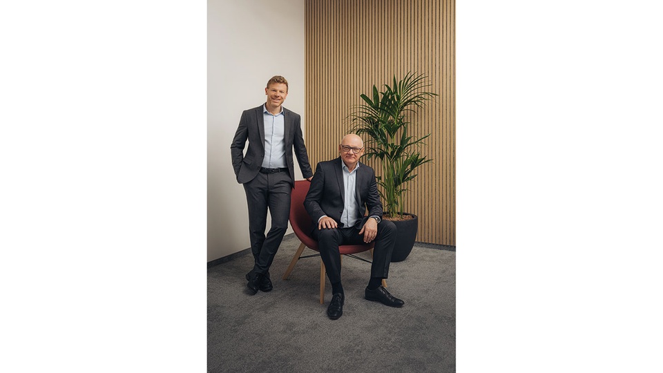 Die beiden Gesch&auml;ftsf&uuml;hrer DI Franz Coreth und Mag. Heinz Wlzek freuen  sich &uuml;ber die moderne Arbeitsumgebung am neuen APOVERLAG-Standort. &copy; APOVERLAG/Lukas Lorenz