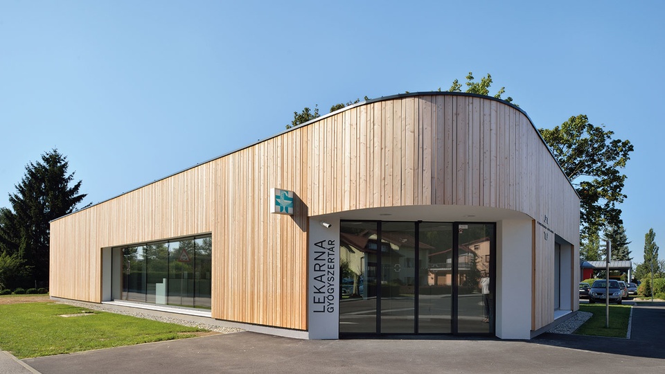Außenansicht der von Plan B Apo-Design neu gestalteten Apotheke in Lendava (SLO)  © PLAN B ARCHITEKTEN