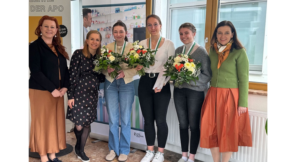 © Mag. pharm. Katharina Gjoncaj v.l.n.r: Präsidentin Mag.pharm Margarte Olesko und PKA-Beauftragte Mag.pharm Katharina Gjoncaj sowie die ausgezeichneten Lehrlinge Theresa Huttegger, Magdalena Herzog und Sophia Emilia Singhammer mit Berufschul-Direktorin Dipl.-Päd. Maria Andrea Percht, B © Mag. pharm. Katharina Gjoncaj