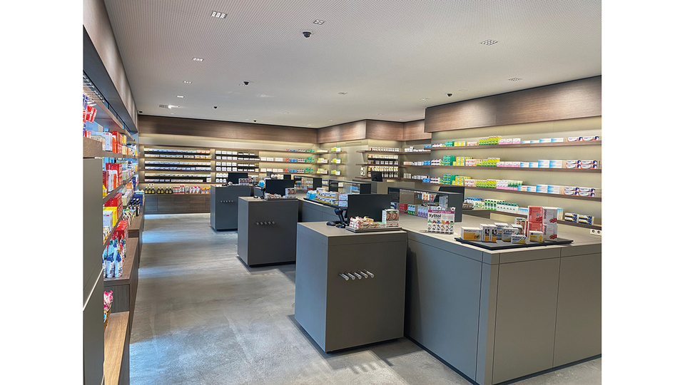 Sebastian-Apotheke in Feldkirch: Die Tara-Plätze sind in der Raummitte platziert. Zudem ist das Warenlager direkt mit den Plätzen verbunden, sodass die Kund:innen schnellstmöglich bedient werden können. © Herbert Panek