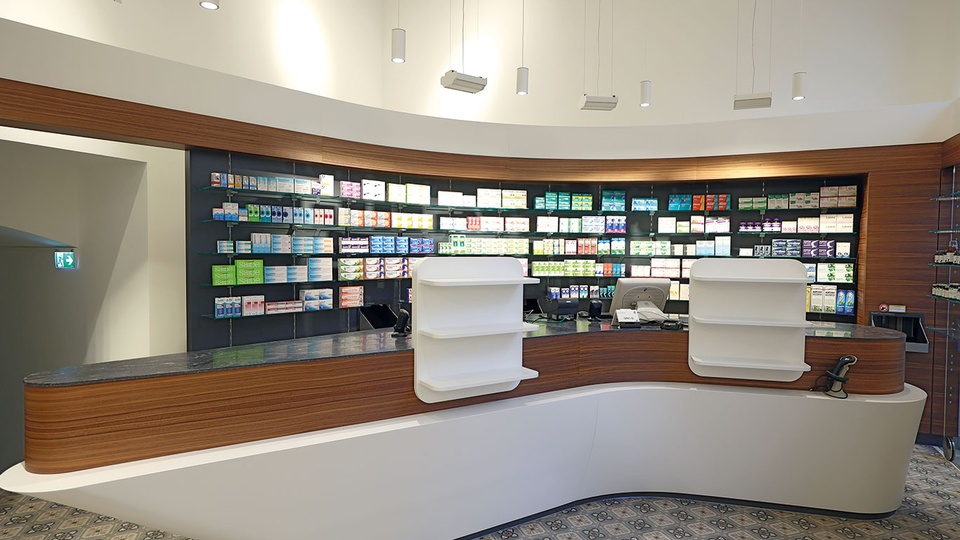 Moderne Offizinkonzepte schaffen Mehrwert durch eine optimierte Frei- und Sichtwahl sowie Zonen für eine diskrete Beratung ­– wie oben in der Apotheke zur Universität in Wien, umgesetzt von der Norer Tischlerei in Völs, gestaltet in Echtholzfurnier heimische Nuss. © Norer Tischlerei GmbH