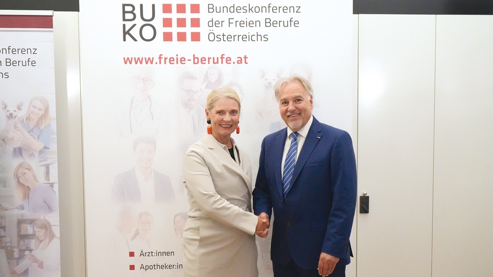 Apothekerkammer-Pr&auml;sidentin Mag. pharm. Dr. Ulrike Mursch- Edlmayr &uuml;bernahm die BUKO-Pr&auml;sidentschaft von Dr. Daniel Alge, Pr&auml;sident der &Ouml;sterreichischen Patentanwaltskammer. &copy; &Ouml;sterreichische Apothekerkammer