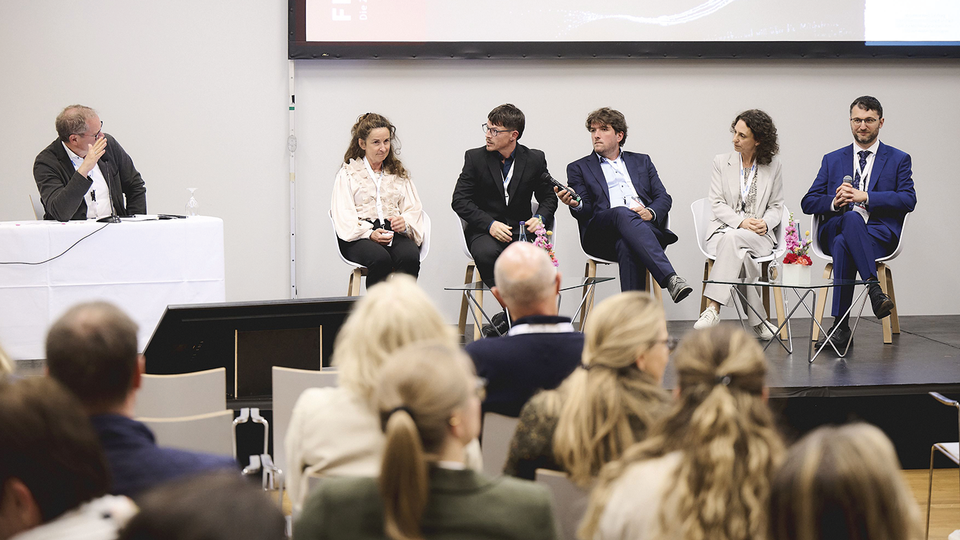 © Martin Hörmandinger Podiumsdiskussion im Rahmen der Session „Oncology Pharmacist – der/die Partner:in im Nebenwirkungsmanagement“. v. l. n. r. Wolfgang Eisterer, Martina Anditsch, Martin Munz, Benjamin Hetzer, Julia Gampenrieder Satory, Thorsten Füreder. © Martin Hörmandinger