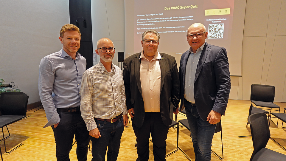 © Mag. pharm. Irene Senn, PhD Mag. Wolfgang Trattner, stv. Direktor des Österreichischen Apothekerverbands, und VAAÖ-Direktor Mag. Norbert Valecka mit den Geschäftsführern des APOVERLAG, DI Franz Coreth (l.) und Mag. Heinz Wlzek (r.) beim Pubquiz. © Mag. pharm. Irene Senn, PhD