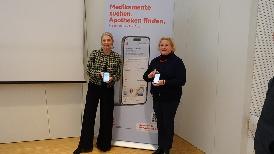 Apothekerkammer-Pr&auml;sidentin Mag. pharm. Dr. Ulrike Mursch-Edlmayr (l.) & Gesundheits- und Sozialministerin Korinna Schumann &copy; beigestellt