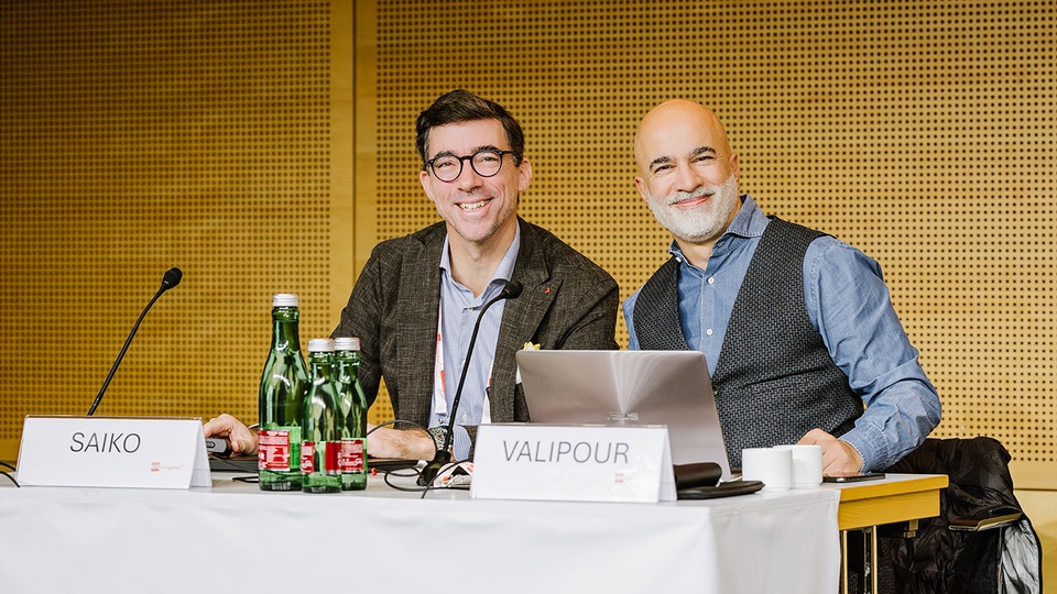 Das Tagungspräsidium, bestehend aus Priv.-Doz. DDr. Philipp Saiko (links) und Prim. Priv.-Doz. Dr. Arschang Valipour (rechts), führte humorvoll durch das Programm.   © Anja Prade