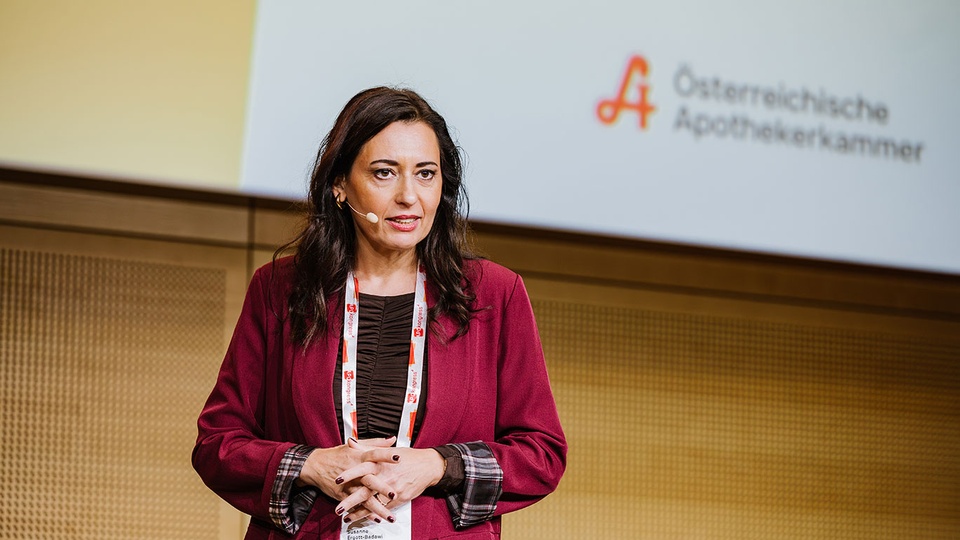 Mag. pharm. Susanne Ergott-Badawi, Präsidiumsmitglied  der Österreichischen Apothekerkammer, eröffnete den  Kongress und sprach über künftige Herausforderungen. © Anja Prade