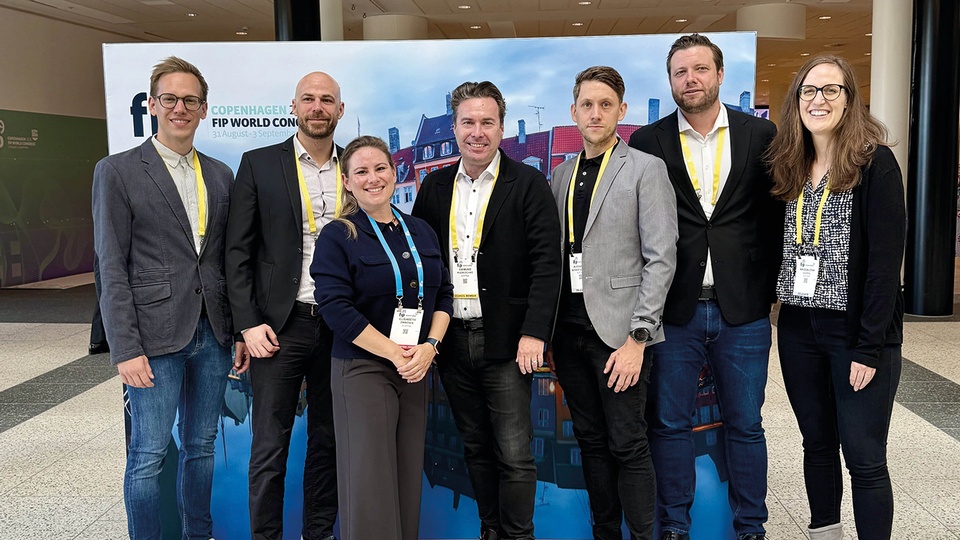 Thorsten Bischof (MedUni Wien, im Rahmen seiner Dissertation wurde die Studie erstellt), Stefan Deibl (Leiter Fort- und Weiterbildungsabteilung Apothekerkammer, Studienautor), Elisabeth Zimmerer (stv. Kammeramtsdirektorin), Raimund Podroschko (Erster Vize- präsident Apothekerkammer, Studienautor), Alexander Schmidt-Ilsinger (Referent Fort- und Weiterbildungsabteilung Apothekerkammer, Studienautor), Christian Schörgenhofer (MedUni Wien, Studienleiter) und Magdalena Hoppel (Apothekerin, Studienautorin). © Österreichische Apothekerkammer