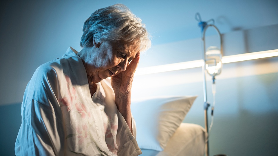 Viele &auml;lterer Patient:innen erleiden nach einem gr&ouml;&szlig;eren operativen Eingriff ein Delir. &copy; shutterstock