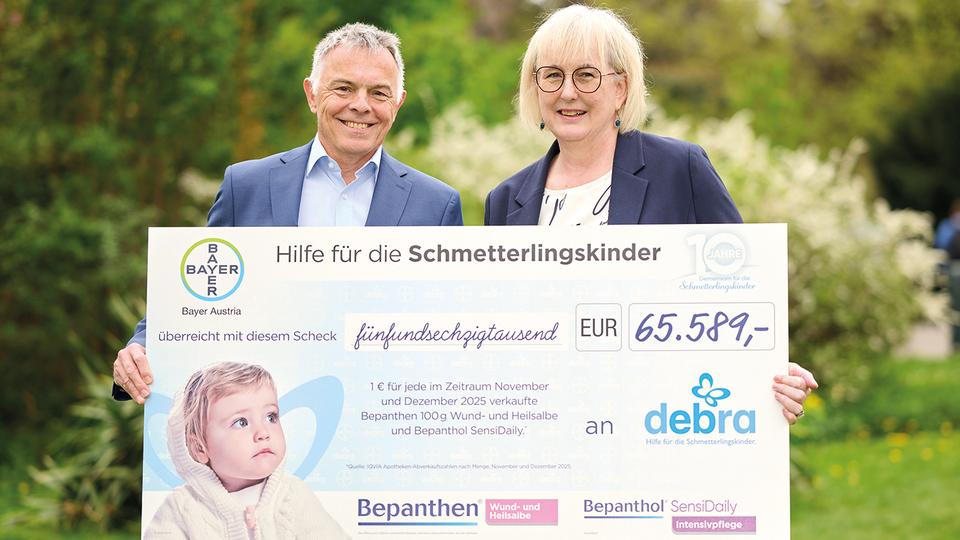 Dr. Rainer Riedl (DEBRA Austria) und  Mag. Susanne Eibegger (Bayer Austria) bei der  symbolischen Scheck&uuml;bergabe: 65.589 Euro  flie&szlig;en in Forschung und Versorgung von  Menschen mit Epidermolysis bullosa. &copy; Beigestellt