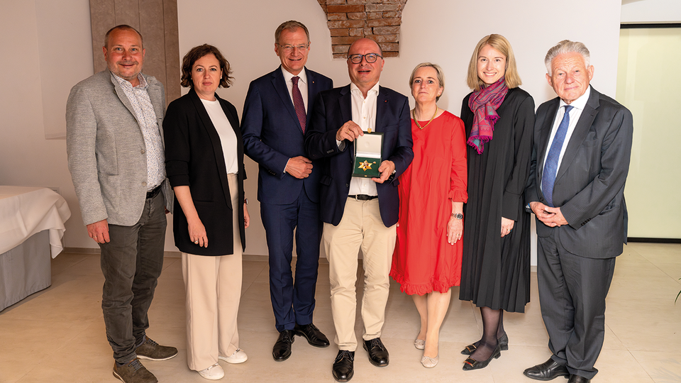 v. l. n. r.: Bad Leonfeldens Bürgermeister Thomas Wolfesberger, Vize­bürgermeisterin Elisabeth Haiböck, Landeshauptmann Thomas Stelzer, Ehrenpreisträger Thomas W. Veitschegger mit Gattin Catherina und LHStv. Christine Haberlander neben LH a. D. Josef Pühringer © Mirko Gaff