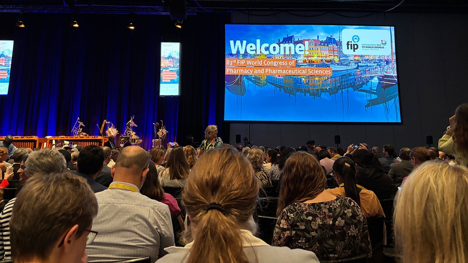 © beigestellt Globaler Austausch in Kopenhagen: Beim 83. FIP-Weltkongress diskutierten Pharmazeut:innen aus aller Welt über Point-of-Care-Testing, KI-Einsatz und neue Verschreibungsrechte für die Apotheke der Zukunft. © beigestellt