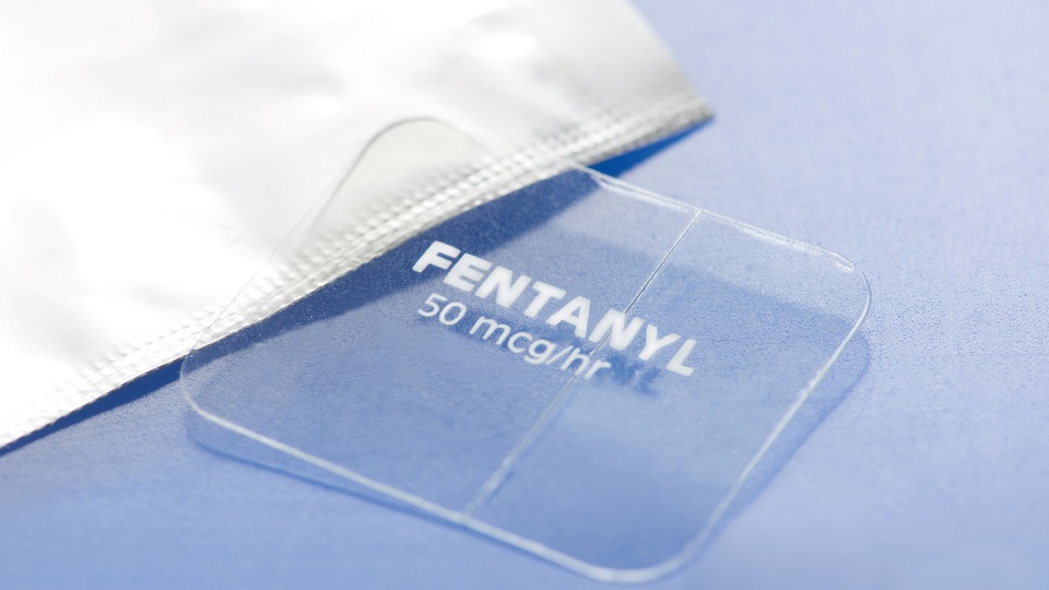 Die Tr&auml;gheit von transdermalen therapeutischen Systemen (TTS) mit Fentanyl hat auch Nachteile: Nebenwirkungen  oder &Uuml;berdosierungserscheinungen halten aufgrund des Hautdepots auch nach der Pflasterentfernung noch l&auml;nger an. &copy; AdobeStock