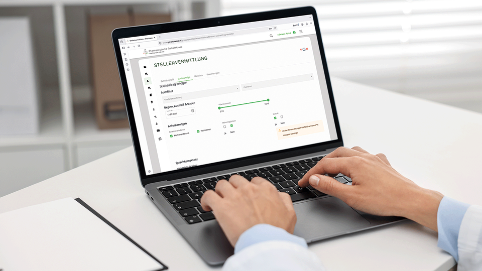 Im e-Service-Portal der Gehaltskasse legen Apotheken ihren Suchauftrag an &ndash; bei akutem Personalmangel einfach als &bdquo;Notfall&ldquo; kennzeichnen. &copy; Shutterstock