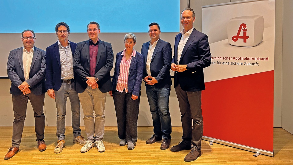 In Wien waren der  2. Vizepräsident Mag. pharm. Dr. Alexander Hartl (1. v. r.), Landesgruppenobmann Mag. pharm. Christoph Zeidler (2. v. l.), die Rechtsabteilung des ÖAV und Daniel Zipfl im Festsaal des Apothekerhauses. © Beigestellt