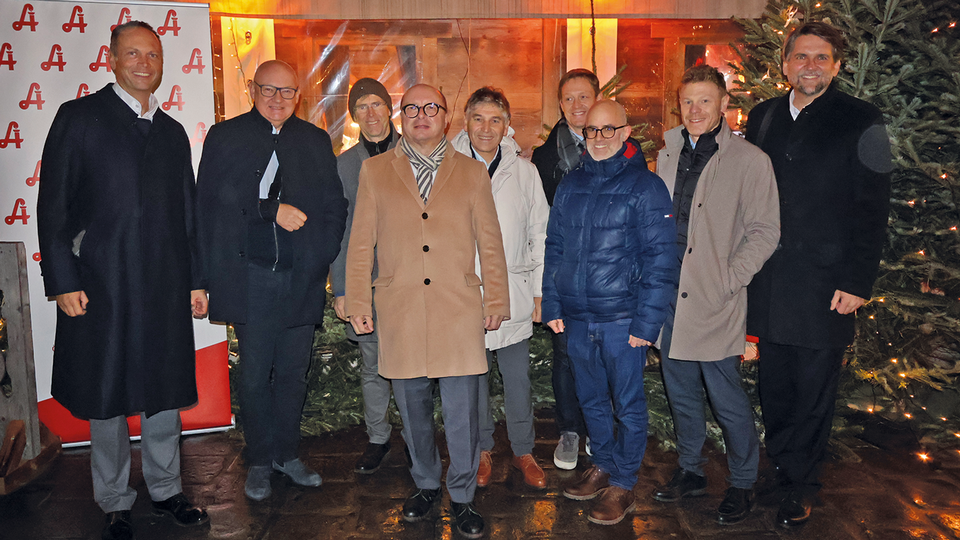 Mag. pharm. Dr. med. Alexander Hartl (2. Vizepr&auml;sident &Ouml;AV), Mag. Heinz Wlzek (APOVERLAG), Mag. pharm. Sven Abart,  Mag. pharm. Thomas W. Veitschegger (Pr&auml;sident &Ouml;AV),  Mag. pharm. Andreas Hoyer (1. Vizepr&auml;sident &Ouml;AV),  Bernd Grabner (Jacoby GM Pharma), Mag. Wolfgang Trattner (stv. Direktor &Ouml;AV), DI Franz Coreth (APOVERLAG),  Mag. Peter Lehner (Dachverband der Sozialversicherungen) &copy; beigestellt