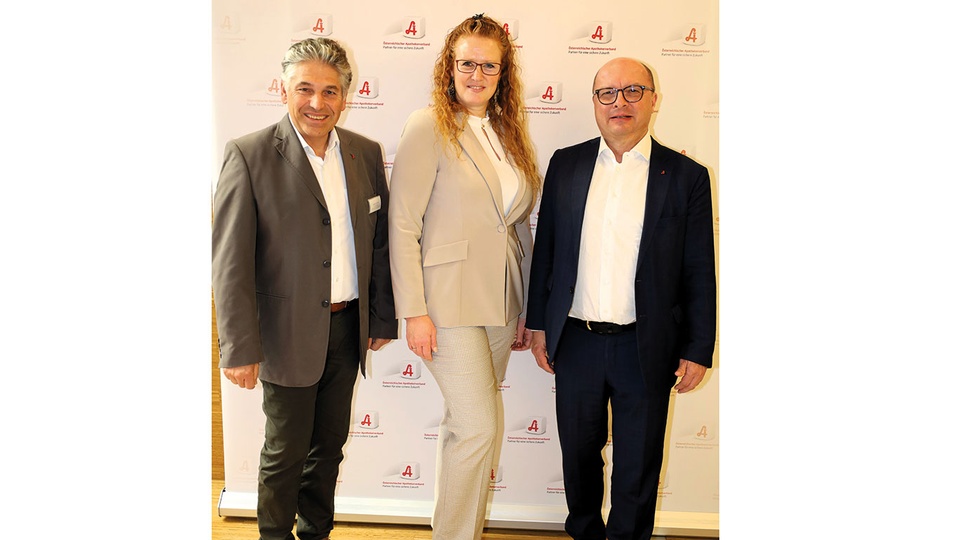 V. l.: Andreas Hoyer (ÖAV), Fiona Fiedler (NEOS) und Thomas W. Veitschegger (ÖAV)  © beigestellt