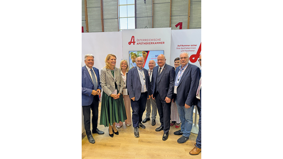 G&auml;ste und Gastgeber am Stand  der Apothekerkammer auf der  Kommunalmesse 2025 in Klagenfurt:  LH Peter Kaiser, Alexandra Fuchs- bichler, Jutta Polliger-Juvan,  Gerhard Kobinger, Heinz Haberfeld, Bundeskanzler Christian Stocker, Kerstin Bachlechner, Dieter Schmid &copy;  &Ouml;sterreichische Apothekerkammer