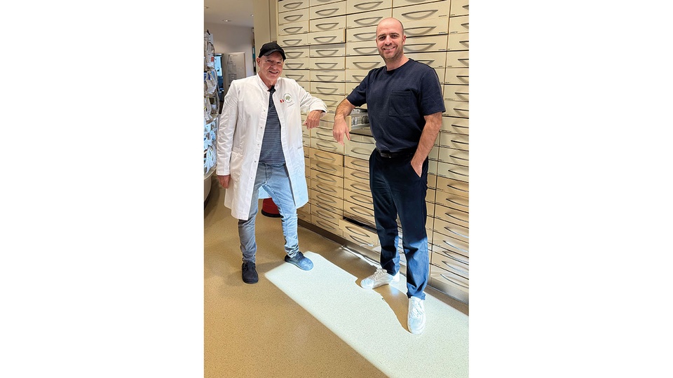 © beigestellt Neo-Apotheker Studenik mit seinem Chef, Mag. pharm. Daniel Gjoncaj © beigestellt