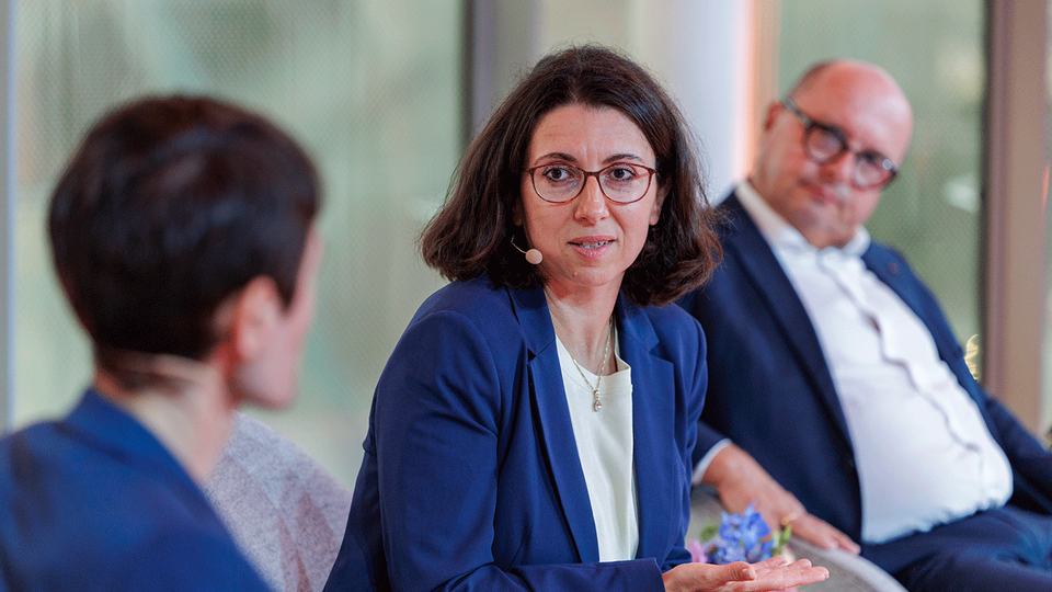 Verbandspr&auml;sident Mag. pharm. Thomas W. Veitschegger (re.) mit Ilaria Passarani (Mitte) bei der Podiumsdiskussion des Apothekerverbands zum Thema Impfen in der Apotheke. &copy; Roland Rudolph