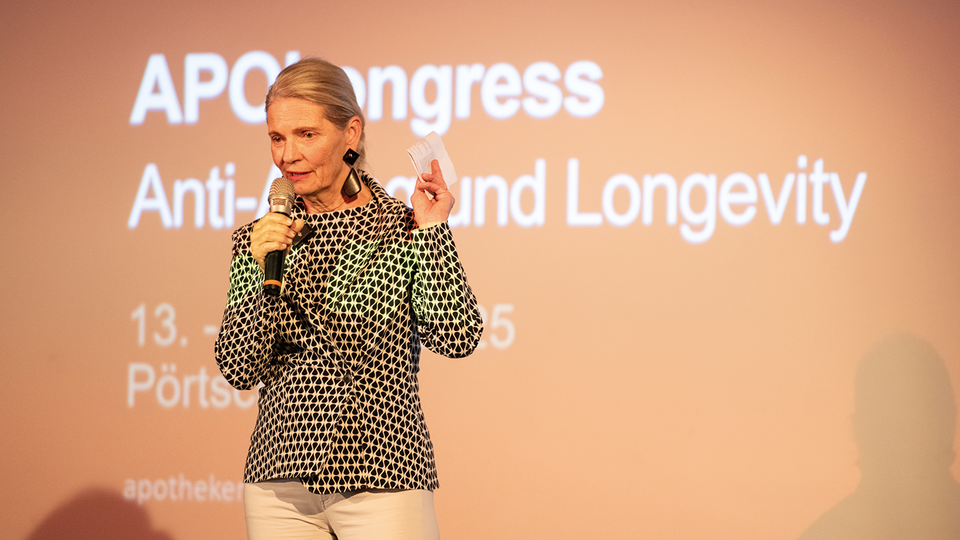 © ÖAK/Kärntenphoto_Martin Assam Apothekerkammer-Präsidentin Mag. pharm. Dr. Ulrike Mursch-Edlmayr eröffnete den diesjährigen APOkongress und feierte auch ein persönliches Jubiläum. © ÖAK/Kärntenphoto_Martin Assam