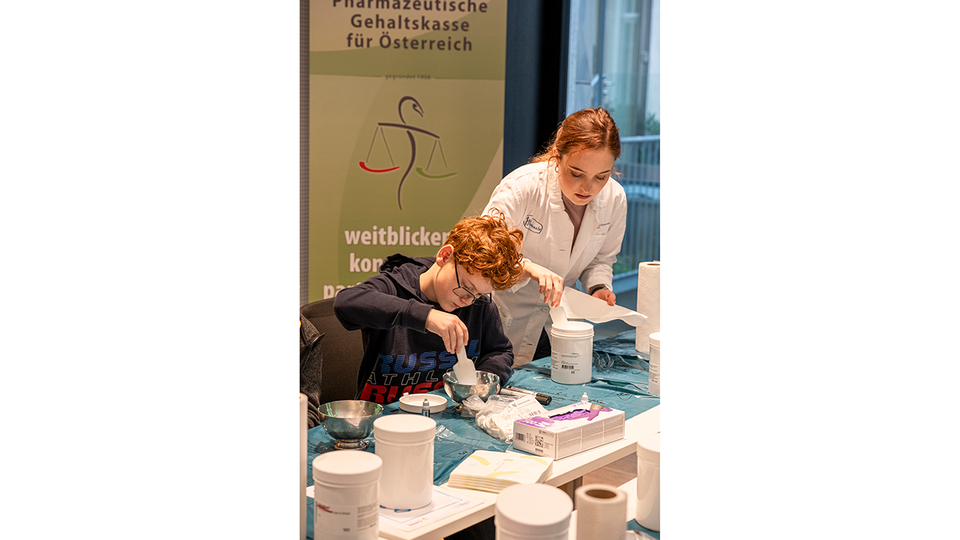 Einwiegen, Rühren, Abfüllen hieß es bei der einen Mitmach-Station ... © Christoph Schipp