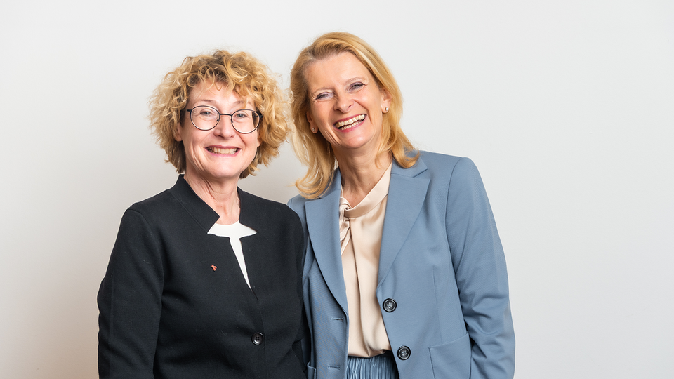 Mag. pharm. Alexandra Fuchsbichler (re.), Pr&auml;sidentin Apothekerkammer Steiermark, und Mag. pharm. Dr. Alexandra Mandl (li.), Vizepr&auml;sidentin Apothekerkammer Steiermark &copy; beigestellt