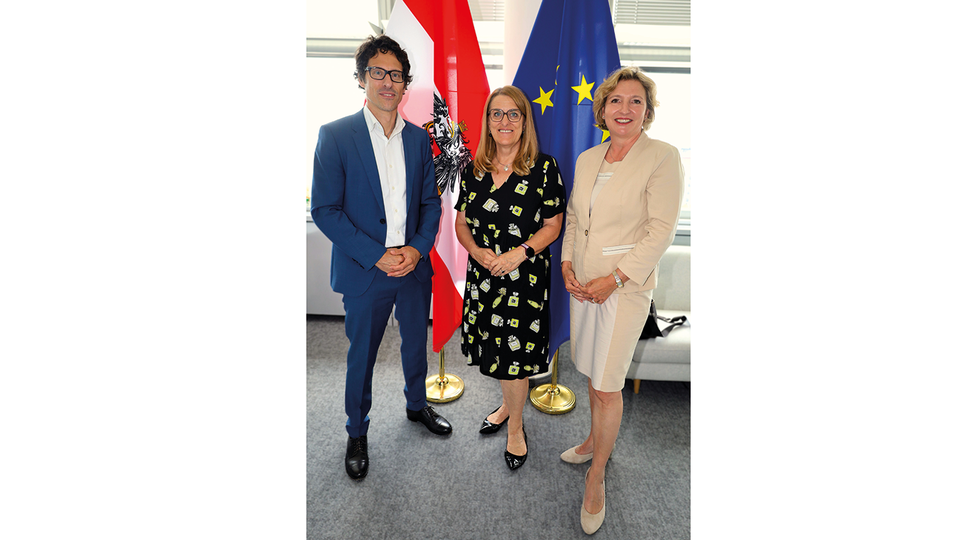 © Christian Fürst/Österreichischer Apothekerverband Von Staatssekretärin Ulrike Königsberger-Ludwig (BMASGPK; Mitte) feierlich angelobt: Mag. pharm. Christoph Zeidler (links) und Mag. pharm. Corinna Prinz-Stremitzer (rechts) © Christian Fürst/Österreichischer Apothekerverband