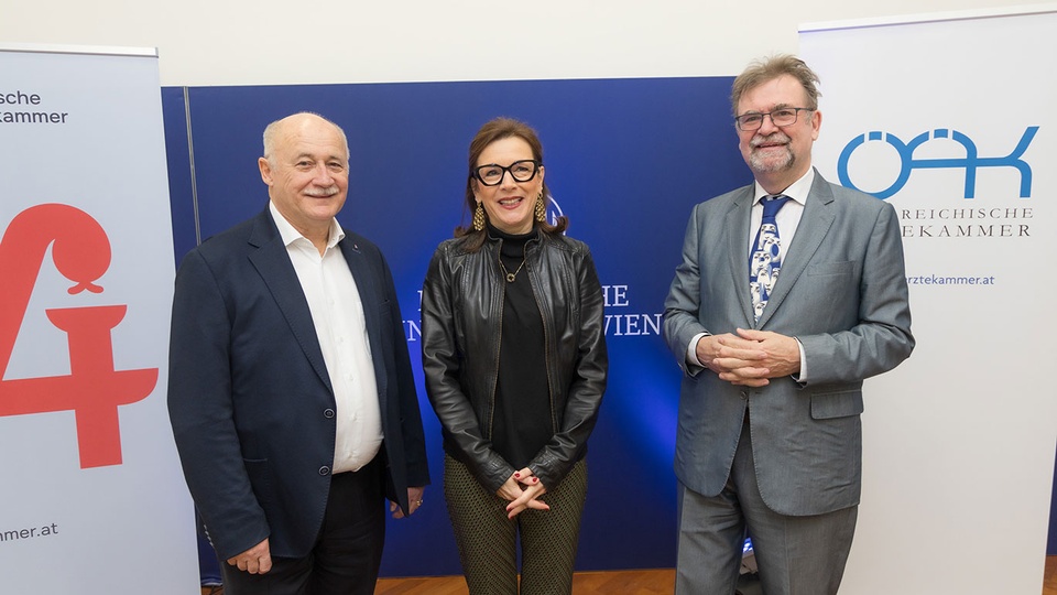Dr. Gerhard Kobinger, Univ.-Prof. Dr. Ursula Wiedermann-Schmidt und Dr. Rudolf Schmitzberger sprachen u.&thinsp;a.  &uuml;ber den gro&szlig;en Aufholbedarf bei Durchimpfungsraten.  &copy; Medizinische Universit&auml;t/APA-Fotoservice/Tanzer