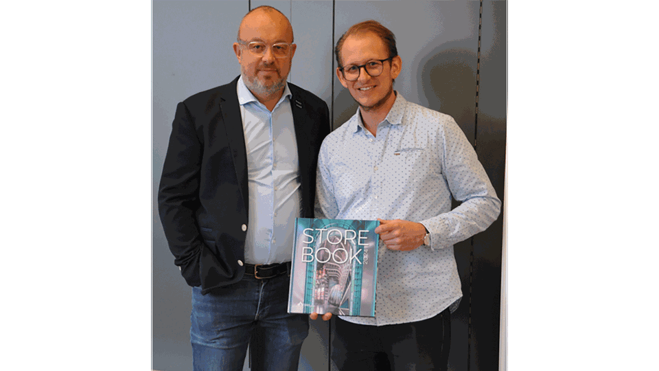 Das Projekt „Pirka“ von Geschäftsführer Jürgen Klinger (li.) und Projekt­leiter Aron Wochner wurde im diesjährigen Store Book präsentiert. © Apoverlag