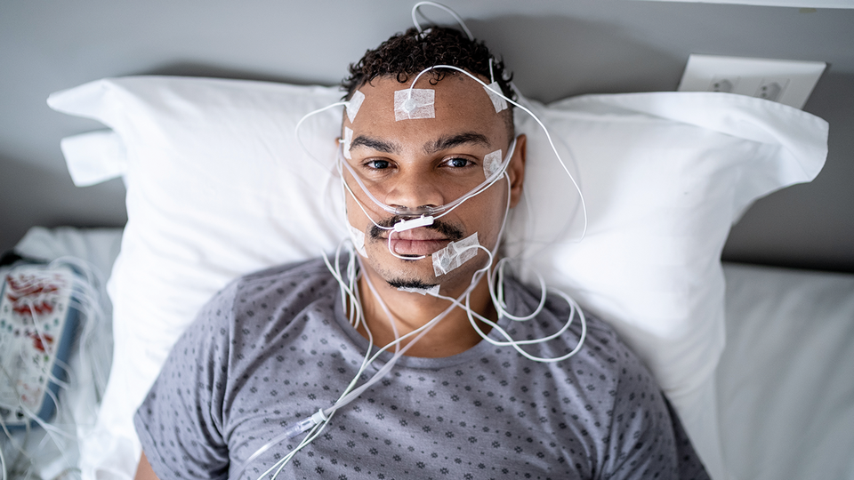 Bei Verdacht auf  OSA erfolgt die  weitere Abkl&auml;rung im Schlaflabor mittels  Polysomnographie. &copy; Shutterstock